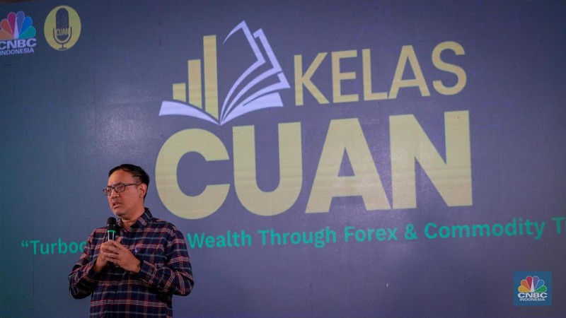 CEO Finex, Agung Wisnuaji memberikan pemaparan dalam acara Kelas Cuan bersama Finex di ALILA SCBD, Jakarta, Sabtu (25/11/2023). (վ/Faisal Rahman)