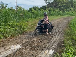 Berada di KEK Mandalika, Jalan ke SD/SMP 6 Satap Mekar Sari Memprihatinkan