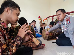 Keren, Polisi di Ponorogo Ajari Anak Tunanetra Main Gamelan Reog