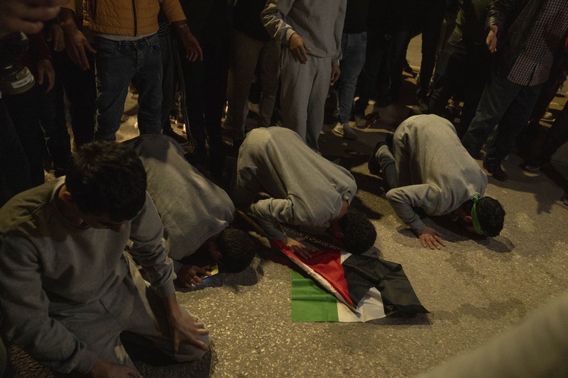 Sebuah kendaraan Palang Merah, sebagai bagian dari konvoi yang diyakini membawa sandera yang diculik oleh militan Hamas selama serangan 7 Oktober di Israel, tiba di perbatasan Rafah, di tengah kesepakatan pertukaran sandera-tahanan antara Hamas dan Israel, di Jalur Gaza selatan 24 November 2023. (REUTERS/Ibraheem Abu Mustafa)