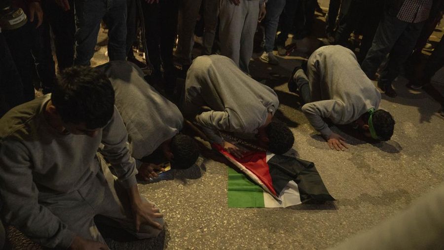Sebuah kendaraan Palang Merah, sebagai bagian dari konvoi yang diyakini membawa sandera yang diculik oleh militan Hamas selama serangan 7 Oktober di Israel, tiba di perbatasan Rafah, di tengah kesepakatan pertukaran sandera-tahanan antara Hamas dan Israel, di Jalur Gaza selatan 24 November 2023. (REUTERS/Ibraheem Abu Mustafa)
