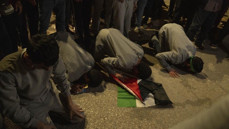 Sebuah kendaraan Palang Merah, sebagai bagian dari konvoi yang diyakini membawa sandera yang diculik oleh militan Hamas selama serangan 7 Oktober di Israel, tiba di perbatasan Rafah, di tengah kesepakatan pertukaran sandera-tahanan antara Hamas dan Israel, di Jalur Gaza selatan 24 November 2023. (REUTERS/Ibraheem Abu Mustafa)