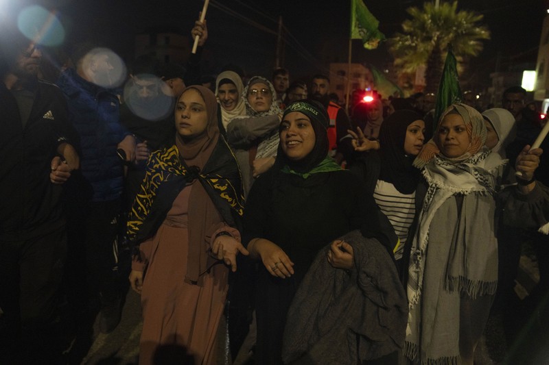Sebuah kendaraan Palang Merah, sebagai bagian dari konvoi yang diyakini membawa sandera yang diculik oleh militan Hamas selama serangan 7 Oktober di Israel, tiba di perbatasan Rafah, di tengah kesepakatan pertukaran sandera-tahanan antara Hamas dan Israel, di Jalur Gaza selatan 24 November 2023. Sebuah kendaraan Palang Merah, sebagai bagian dari konvoi yang diyakini membawa sandera yang diculik oleh militan Hamas selama serangan 7 Oktober di Israel, tiba di perbatasan Rafah, di tengah kesepakatan pertukaran sandera-tahanan antara Hamas dan Israel, di Jalur Gaza selatan 24 November 2023. (REUTERS/Ibraheem Abu Mustafa)