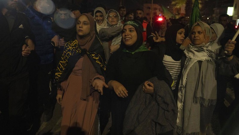 Sebuah kendaraan Palang Merah, sebagai bagian dari konvoi yang diyakini membawa sandera yang diculik oleh militan Hamas selama serangan 7 Oktober di Israel, tiba di perbatasan Rafah, di tengah kesepakatan pertukaran sandera-tahanan antara Hamas dan Israel, di Jalur Gaza selatan 24 November 2023. (REUTERS/Ibraheem Abu Mustafa)