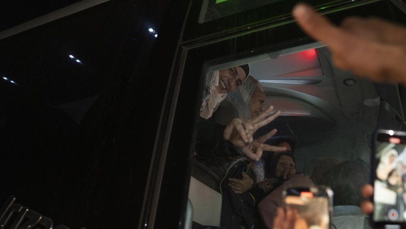 Sebuah kendaraan Palang Merah, sebagai bagian dari konvoi yang diyakini membawa sandera yang diculik oleh militan Hamas selama serangan 7 Oktober di Israel, tiba di perbatasan Rafah, di tengah kesepakatan pertukaran sandera-tahanan antara Hamas dan Israel, di Jalur Gaza selatan 24 November 2023. (REUTERS/Ibraheem Abu Mustafa)
