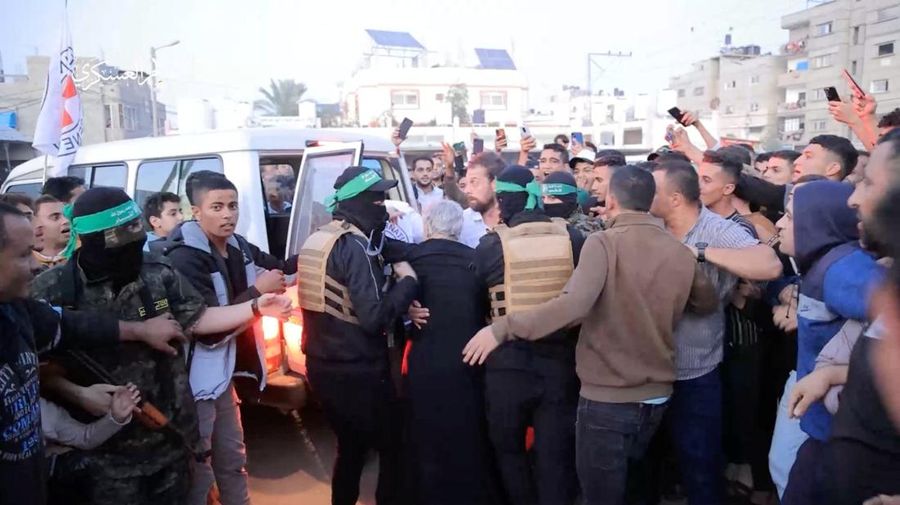 Sebuah kendaraan Palang Merah, sebagai bagian dari konvoi yang diyakini membawa sandera yang diculik oleh militan Hamas selama serangan 7 Oktober di Israel, tiba di perbatasan Rafah, di tengah kesepakatan pertukaran sandera-tahanan antara Hamas dan Israel, di Jalur Gaza selatan 24 November 2023. (REUTERS/Ibraheem Abu Mustafa)