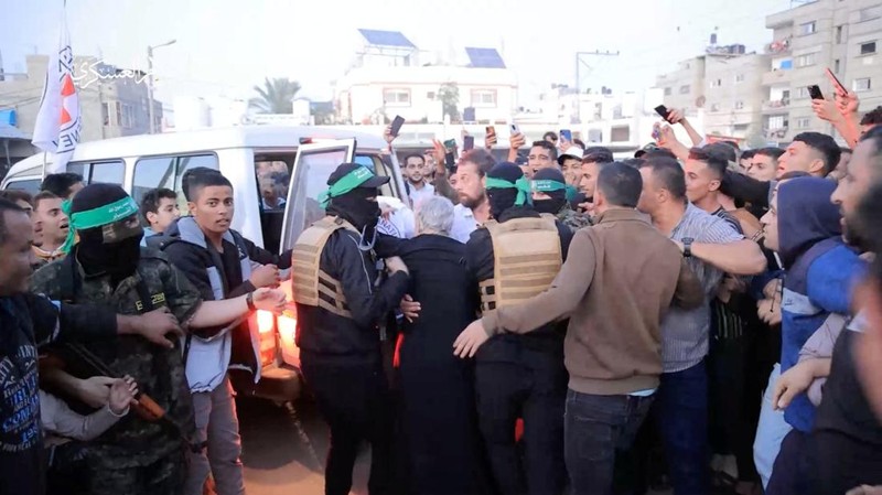 Sebuah kendaraan Palang Merah, sebagai bagian dari konvoi yang diyakini membawa sandera yang diculik oleh militan Hamas selama serangan 7 Oktober di Israel, tiba di perbatasan Rafah, di tengah kesepakatan pertukaran sandera-tahanan antara Hamas dan Israel, di Jalur Gaza selatan 24 November 2023. (REUTERS/Ibraheem Abu Mustafa)
