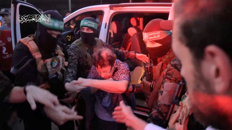 Sebuah kendaraan Palang Merah, sebagai bagian dari konvoi yang diyakini membawa sandera yang diculik oleh militan Hamas selama serangan 7 Oktober di Israel, tiba di perbatasan Rafah, di tengah kesepakatan pertukaran sandera-tahanan antara Hamas dan Israel, di Jalur Gaza selatan 24 November 2023. Sebuah kendaraan Palang Merah, sebagai bagian dari konvoi yang diyakini membawa sandera yang diculik oleh militan Hamas selama serangan 7 Oktober di Israel, tiba di perbatasan Rafah, di tengah kesepakatan pertukaran sandera-tahanan antara Hamas dan Israel, di Jalur Gaza selatan 24 November 2023. (REUTERS/Ibraheem Abu Mustafa)