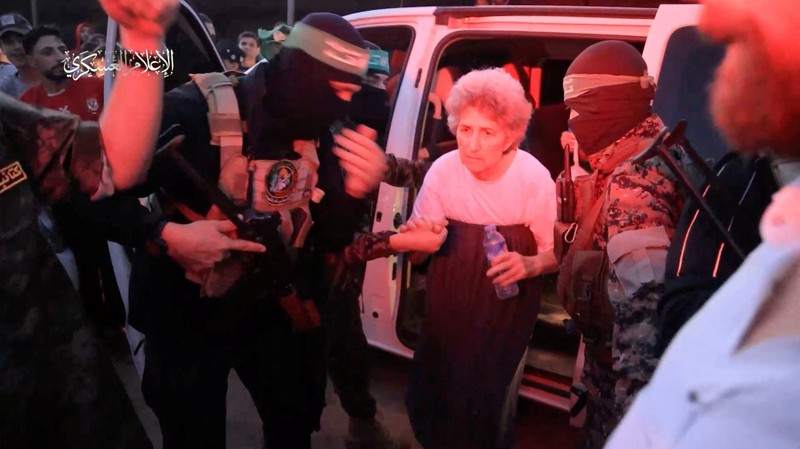 Sebuah kendaraan Palang Merah, sebagai bagian dari konvoi yang diyakini membawa sandera yang diculik oleh militan Hamas selama serangan 7 Oktober di Israel, tiba di perbatasan Rafah, di tengah kesepakatan pertukaran sandera-tahanan antara Hamas dan Israel, di Jalur Gaza selatan 24 November 2023. Sebuah kendaraan Palang Merah, sebagai bagian dari konvoi yang diyakini membawa sandera yang diculik oleh militan Hamas selama serangan 7 Oktober di Israel, tiba di perbatasan Rafah, di tengah kesepakatan pertukaran sandera-tahanan antara Hamas dan Israel, di Jalur Gaza selatan 24 November 2023. (REUTERS/Ibraheem Abu Mustafa)