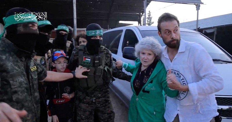 Sebuah kendaraan Palang Merah, sebagai bagian dari konvoi yang diyakini membawa sandera yang diculik oleh militan Hamas selama serangan 7 Oktober di Israel, tiba di perbatasan Rafah, di tengah kesepakatan pertukaran sandera-tahanan antara Hamas dan Israel, di Jalur Gaza selatan 24 November 2023. Sebuah kendaraan Palang Merah, sebagai bagian dari konvoi yang diyakini membawa sandera yang diculik oleh militan Hamas selama serangan 7 Oktober di Israel, tiba di perbatasan Rafah, di tengah kesepakatan pertukaran sandera-tahanan antara Hamas dan Israel, di Jalur Gaza selatan 24 November 2023. (REUTERS/Ibraheem Abu Mustafa)