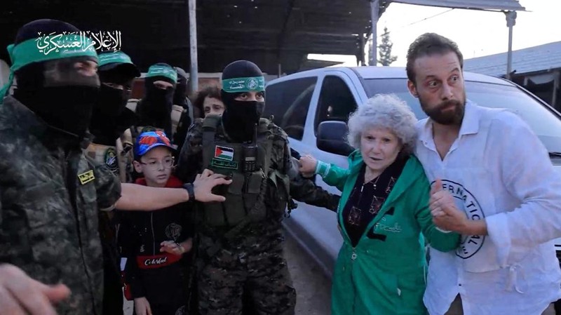 Sebuah kendaraan Palang Merah, sebagai bagian dari konvoi yang diyakini membawa sandera yang diculik oleh militan Hamas selama serangan 7 Oktober di Israel, tiba di perbatasan Rafah, di tengah kesepakatan pertukaran sandera-tahanan antara Hamas dan Israel, di Jalur Gaza selatan 24 November 2023. (REUTERS/Ibraheem Abu Mustafa)