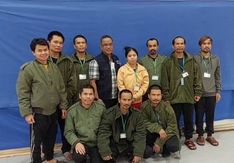 Para sandera yang diculik oleh orang-orang bersenjata Hamas selama serangan 7 Oktober terhadap Israel diserahkan oleh militan Hamas ke Palang Merah Internasional, sebagai bagian dari kesepakatan pertukaran sandera-tahanan antara Hamas dan Israel di tengah gencatan senjata sementara, di lokasi yang tidak diketahui di Israel. Jalur Gaza, 24 November 2023. Para sandera yang diculik oleh orang-orang bersenjata Hamas selama serangan 7 Oktober terhadap Israel diserahkan oleh militan Hamas ke Palang Merah Internasional, sebagai bagian dari kesepakatan pertukaran sandera-tahanan antara Hamas dan Israel di tengah gencatan senjata sementara, di lokasi yang tidak diketahui di Israel. Jalur Gaza, 24 November 2023. (Hamas Military Wing/Handout via REUTERS)