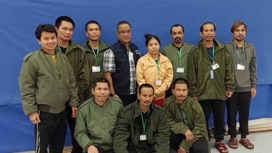Para sandera yang diculik oleh orang-orang bersenjata Hamas selama serangan 7 Oktober terhadap Israel diserahkan oleh militan Hamas ke Palang Merah Internasional, sebagai bagian dari kesepakatan pertukaran sandera-tahanan antara Hamas dan Israel di tengah gencatan senjata sementara, di lokasi yang tidak diketahui di Israel. Jalur Gaza, 24 November 2023. (Hamas Military Wing/Handout via REUTERS)