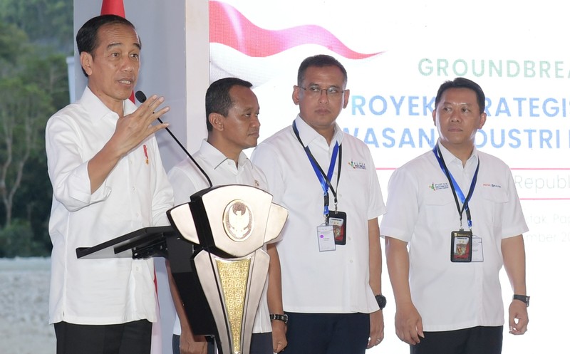 Presiden Joko Widodo dalam peresmian peletakan batu pertama pembangunan Proyek Strategis Nasional (PSN) Kawasan Industri Pupuk, di Fakfak, Papua Barat, Kamis (23/11/2023) kemarin. (Dok. Kris-Biro Setpres RI)