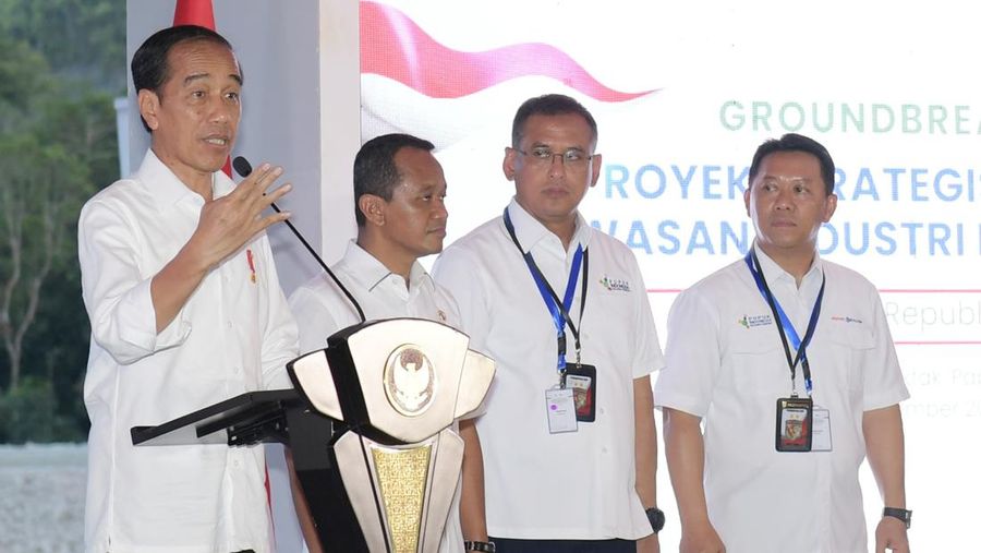 Presiden Joko Widodo dalam peresmian peletakan batu pertama pembangunan Proyek Strategis Nasional (PSN) Kawasan Industri Pupuk, di Fakfak, Papua Barat, Kamis (23/11/2023) kemarin. (Dok. Kris-Biro Setpres RI)