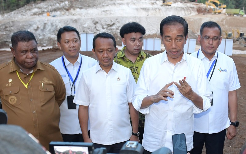 Presiden Joko Widodo dalam peresmian peletakan batu pertama pembangunan Proyek Strategis Nasional (PSN) Kawasan Industri Pupuk, di Fakfak, Papua Barat, Kamis (23/11/2023) kemarin. (Dok. Kris-Biro Setpres RI)