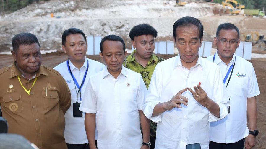 Presiden Joko Widodo dalam peresmian peletakan batu pertama pembangunan Proyek Strategis Nasional (PSN) Kawasan Industri Pupuk, di Fakfak, Papua Barat, Kamis (23/11/2023) kemarin. (Dok. Kris-Biro Setpres RI)