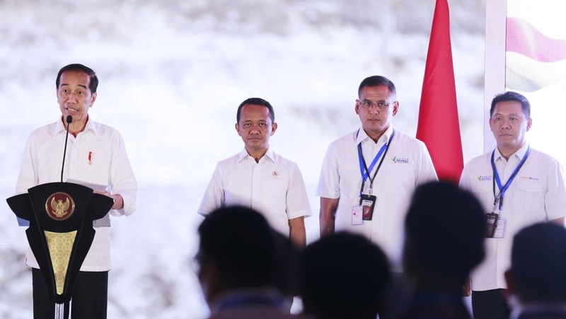 Presiden Joko Widodo dalam peresmian peletakan batu pertama pembangunan Proyek Strategis Nasional (PSN) Kawasan Industri Pupuk, di Fakfak, Papua Barat, Kamis (23/11/2023) kemarin. (Dok. Kris-Biro Setpres RI)