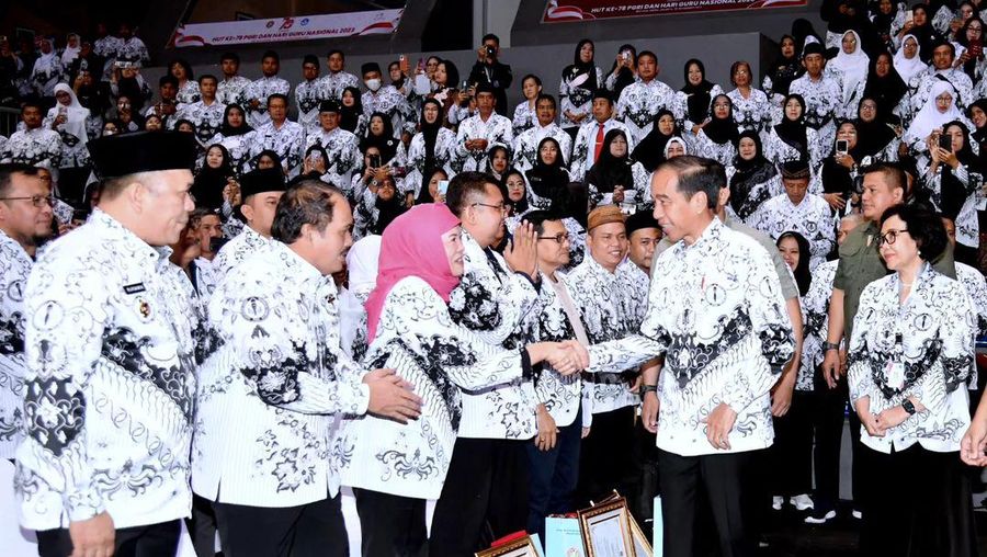 Presiden Joko Widodo menghadiri Puncak Peringatan HUT ke-78 PGRI dan Hari Guru Nasional, 25 Nov 2023. (Instagram @jokowi)