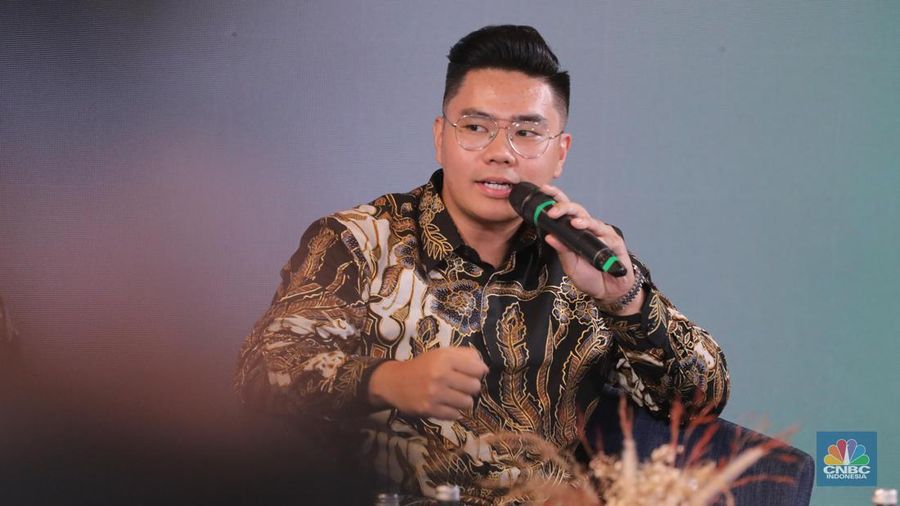 Professional Trader, Dennis SLL memberikan pemaparan dalam acara Kelas Cuan bersama Finex di ALILA SCBD, Jakarta, Sabtu (25/11/2023). (CNBC Indonesia/Faisal Rahman)