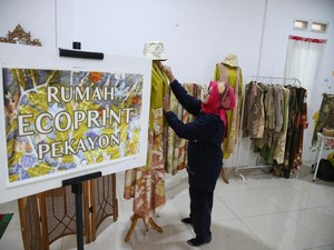 Melalui Ecoprint, Ibu-ibu KBA Pekayon Hasilkan Kain Motif Bernilai Tinggi