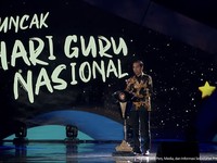 Jokowi Rayakan Puncak Guru Hari Nasional & Bagi-bagi Sepeda