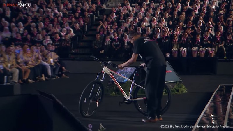 Sambutan Presiden Jokowi pada Puncak Peringatan Hari Guru Nasional, Jakarta, 25 November 2023. (Tangkapan Layar Youtube Sekretariat Presiden)