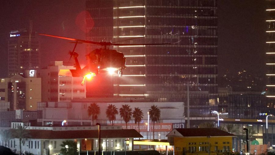 Sebuah helikopter yang membawa sandera yang dibebaskan sebagai bagian dari kesepakatan antara Israel dan kelompok Islam Palestina Hamas tiba di Pusat Medis Anak Schneider di Petah Tikva, Israel, 24 November 2023. (REUTERS/Ronen Zvulun)