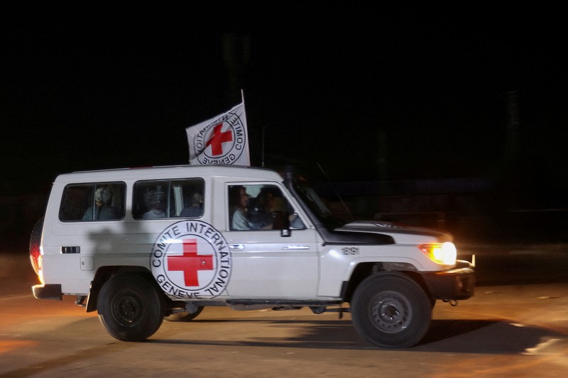 Sebuah kendaraan Palang Merah, sebagai bagian dari konvoi yang diyakini membawa sandera yang diculik oleh militan Hamas selama serangan 7 Oktober di Israel, tiba di perbatasan Rafah, di tengah kesepakatan pertukaran sandera-tahanan antara Hamas dan Israel, di Jalur Gaza selatan 24 November 2023. (REUTERS/Ibraheem Abu Mustafa)