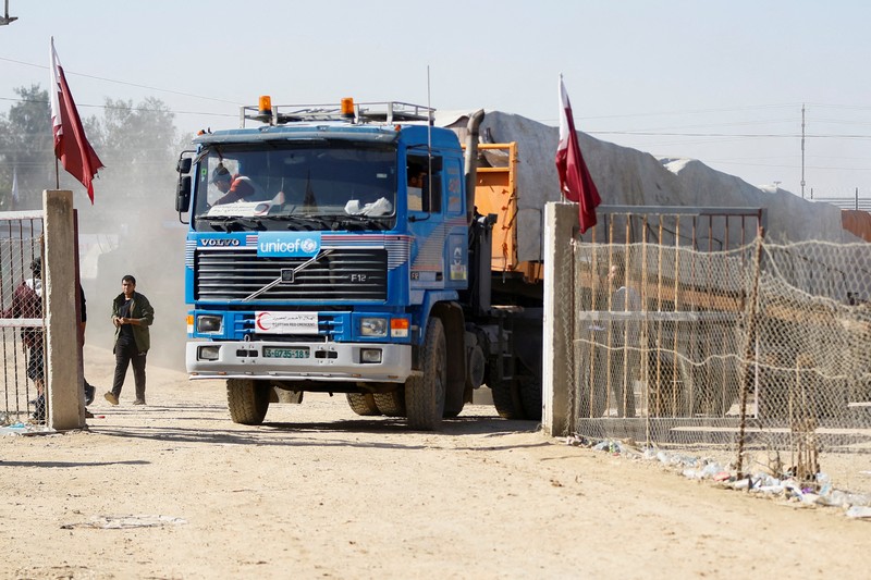 Gambar yang menurut militer Israel adalah truk yang membawa bantuan kemanusiaan di lokasi yang disebut Rafah, memasuki Gaza, selama gencatan senjata sementara antara Israel dan Hamas, dalam tangkapan layar ini diambil dari video selebaran yang dirilis pada 24 November 2023. (Israel Defense Forces/Handout via REUTERS /Handout via REUTERS)