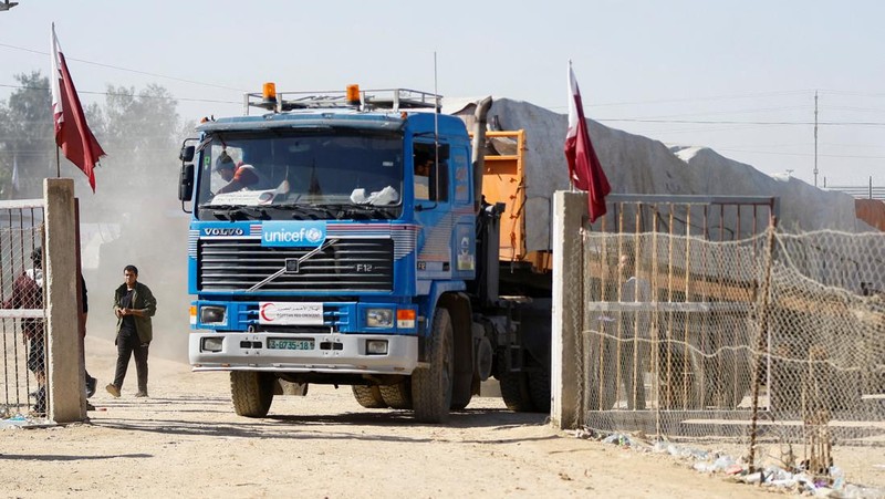Gambar yang menurut militer Israel adalah truk yang membawa bantuan kemanusiaan di lokasi yang disebut Rafah, memasuki Gaza, selama gencatan senjata sementara antara Israel dan Hamas, dalam tangkapan layar ini diambil dari video selebaran yang dirilis pada 24 November 2023. (Israel Defense Forces/Handout via REUTERS /Handout via REUTERS)