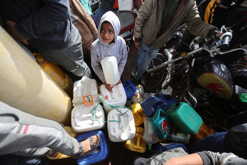 Truk bantuan bergerak di jalan ketika warga Palestina menyaksikan, selama gencatan senjata sementara antara Hamas dan Israel, di Rafah, di selatan Jalur Gaza 25 November 2023. Truk bantuan bergerak di jalan ketika warga Palestina menyaksikan, selama gencatan senjata sementara antara Hamas dan Israel, di Rafah, di selatan Jalur Gaza 25 November 2023. (REUTERS/Ibraheem Abu Mustafa)