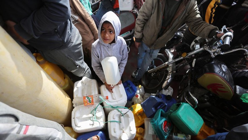 Truk bantuan bergerak di jalan ketika warga Palestina menyaksikan, selama gencatan senjata sementara antara Hamas dan Israel, di Rafah, di selatan Jalur Gaza 25 November 2023. (REUTERS/Ibraheem Abu Mustafa)