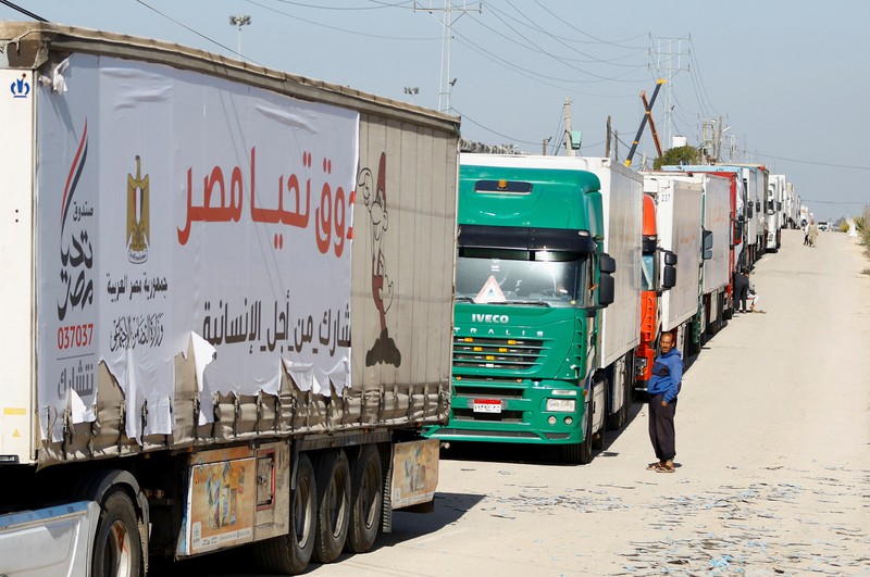 Gambar yang menurut militer Israel adalah truk yang membawa bantuan kemanusiaan di lokasi yang disebut Rafah, memasuki Gaza, selama gencatan senjata sementara antara Israel dan Hamas, dalam tangkapan layar ini diambil dari video selebaran yang dirilis pada 24 November 2023. Gambar yang menurut militer Israel adalah truk yang membawa bantuan kemanusiaan di lokasi yang disebut Rafah, memasuki Gaza, selama gencatan senjata sementara antara Israel dan Hamas, dalam tangkapan layar ini diambil dari video selebaran yang dirilis pada 24 November 2023. (Israel Defense Forces/Handout via REUTERS /Handout via REUTERS)