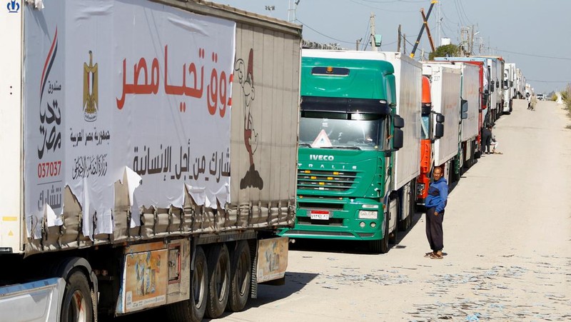 Gambar yang menurut militer Israel adalah truk yang membawa bantuan kemanusiaan di lokasi yang disebut Rafah, memasuki Gaza, selama gencatan senjata sementara antara Israel dan Hamas, dalam tangkapan layar ini diambil dari video selebaran yang dirilis pada 24 November 2023. (Israel Defense Forces/Handout via REUTERS /Handout via REUTERS)
