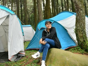 Menikmati Weekend ala Sri Mulyani, Camping di Gunung Pancar