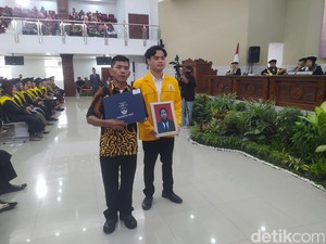 Kisah Haru Ayah Wakili Wisuda Putrinya di Untidar, Meninggal gegara Kanker