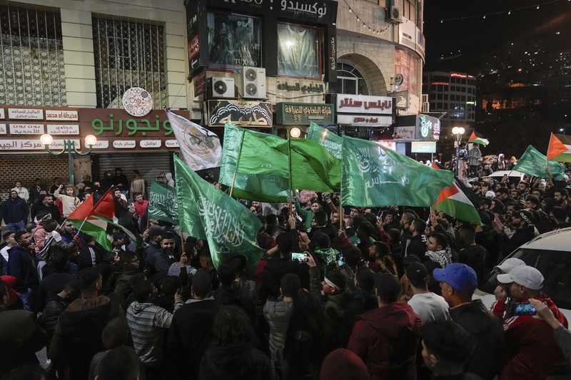 Sebuah kendaraan Palang Merah, sebagai bagian dari konvoi yang diyakini membawa sandera yang diculik oleh militan Hamas selama serangan 7 Oktober di Israel, tiba di perbatasan Rafah, di tengah kesepakatan pertukaran sandera-tahanan antara Hamas dan Israel, di Jalur Gaza selatan 24 November 2023. (REUTERS/Ibraheem Abu Mustafa)