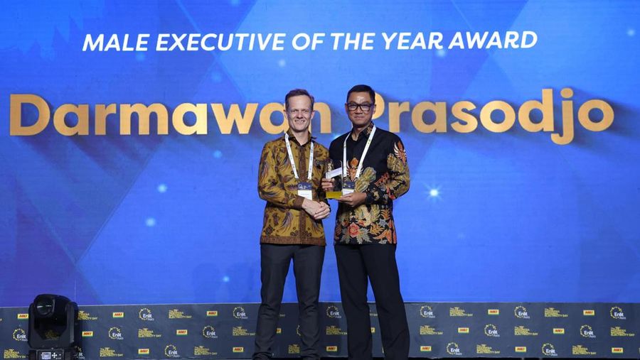 Direktur Utama PLN Darmawan Prasodjo (kanan) menerima penghargaan 