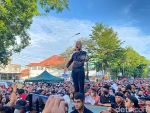 Ganjar Takjub Lihat Massa Pendukungnya di Makassar: Tidak Terlihat Ujungnya