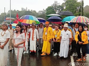 Warga Toraja Rela Hujan-hujanan Sambut Gibran, Teriak Satu Putaran