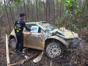 Mobil Eks Wagub Sumut Tabrak Batu saat Ikut Balapan APRC di Danau Toba