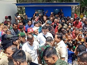 Resmikan 12 Sumur Bor, Menhan Prabowo Mandi Bersama Anak-anak Pamekasan