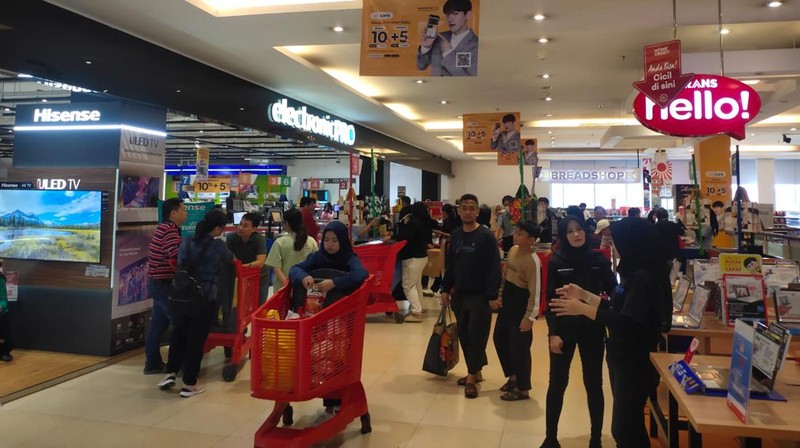 Transmart Full Day Sale di Transmart Cempaka Putih, Jakarta, Minggu, 26/11. (CNBC Indonesia/Rosseno Aji Nugroho)