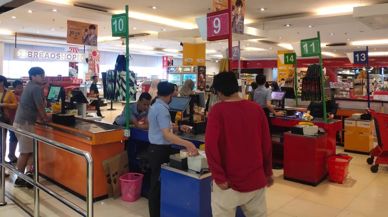 Transmart Full Day Sale di Transmart Cempaka Putih, Jakarta, Minggu, 26/11. (CNBC Indonesia/Rosseno Aji Nugroho)