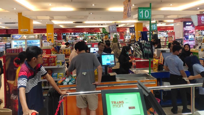 Transmart Full Day Sale di Transmart Cempaka Putih, Jakarta, Minggu, 26/11. (CNBC Indonesia/Rosseno Aji Nugroho)