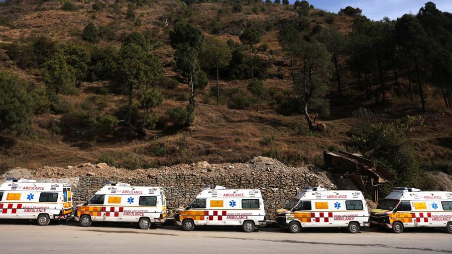 Ambulans bersiaga saat operasi penyelamatan sedang berlangsung setelah para pekerja terjebak dalam runtuhnya terowongan yang sedang dibangun, di Uttarkashi, di negara bagian utara Uttarakhand, India 26 November 2023. (REUTERS/Francis Mascarenhas)