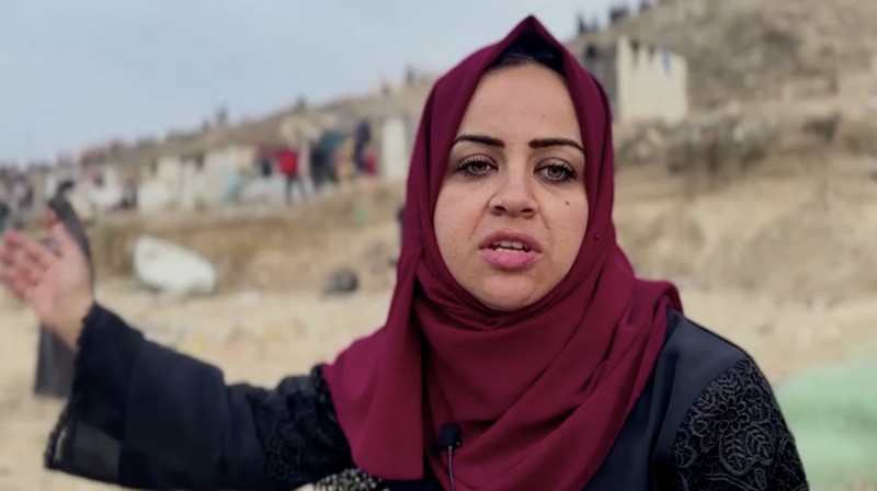 Warga Palestina mengunjungi pantai di Deir al Balah, Jalur Gaza, pada hari kedua gencatan senjata antara Israel dan Hamas, Sabtu, 25 November 2023. (AP Photo/Hatem Moussa)