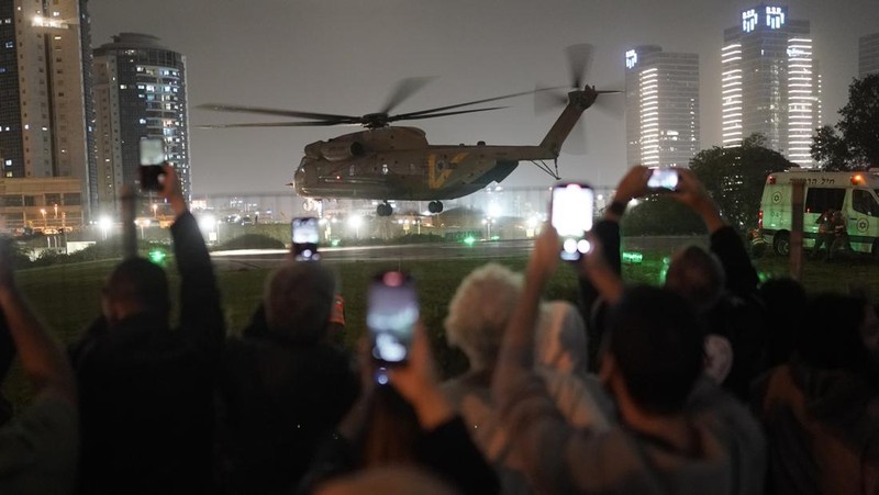 Suasana gencatan senjata antara Israel dan Hamas di Jalur Gaza masih terus berlanjut hingga saat ini, Minggu (26/11/2023). (REUTERS/Abed Sabah)