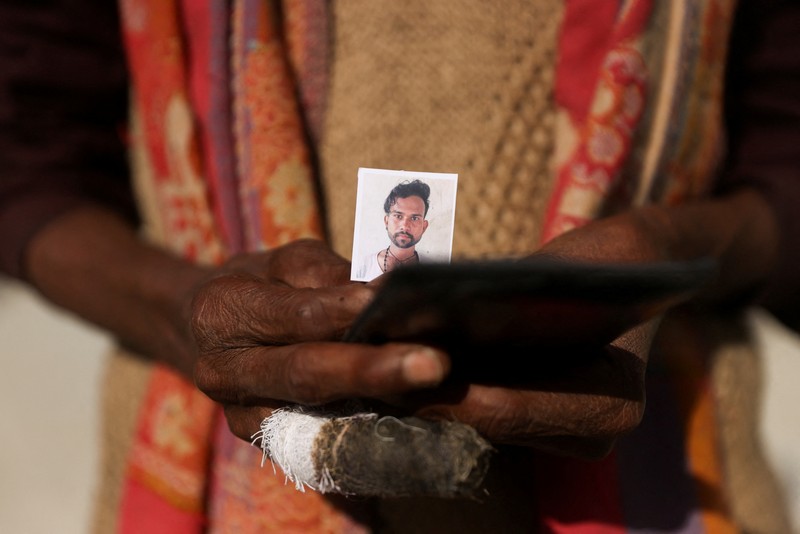 Personel media dan penonton berkumpul di dekat pintu masuk terowongan yang sedang dibangun tempat para pekerja terjebak setelah runtuhnya terowongan, di Uttarkashi, di negara bagian utara Uttarakhand, India, 24 November 2023. Personel media dan penonton berkumpul di dekat pintu masuk terowongan yang sedang dibangun tempat para pekerja terjebak setelah runtuhnya terowongan, di Uttarkashi, di negara bagian utara Uttarakhand, India, 24 November 2023. (REUTERS/Stringer)